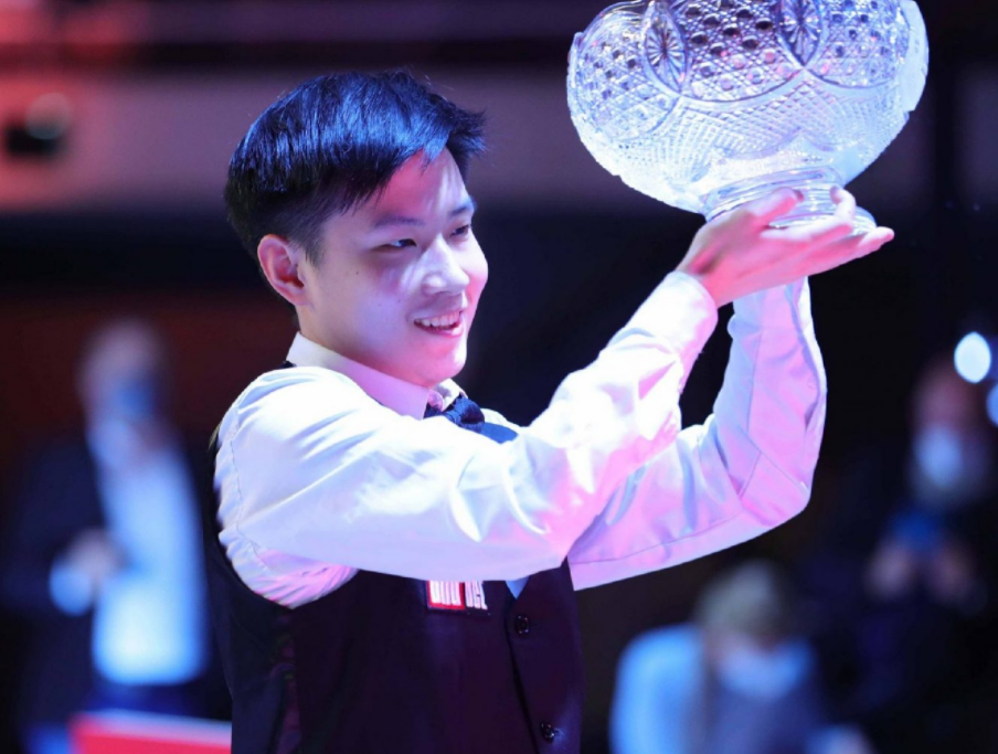 在赛场上迎 在赛场上迎