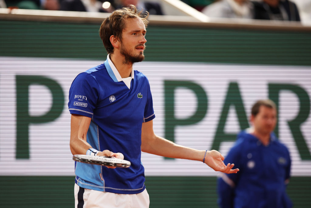 许多市民沿 许多市民沿